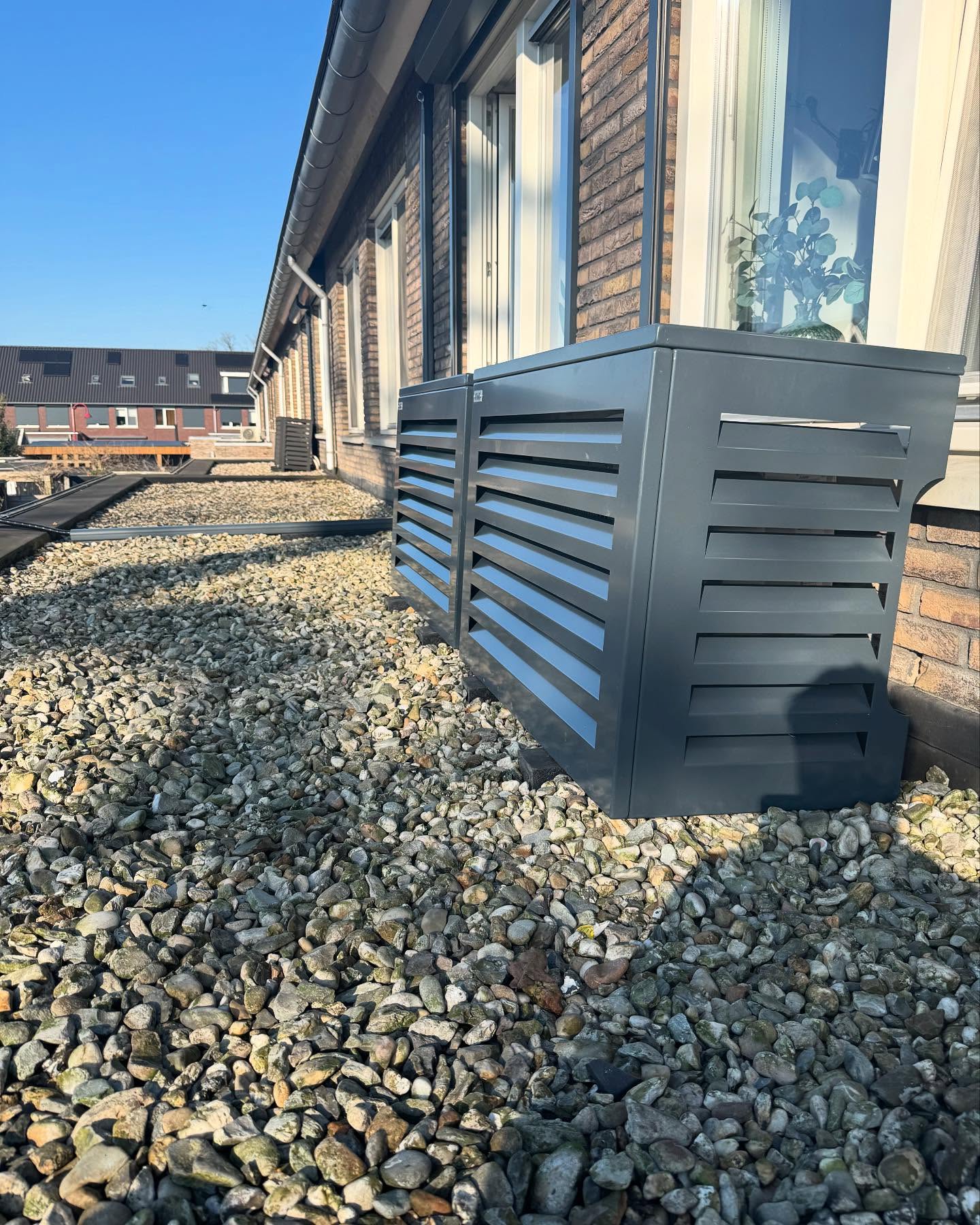 Buitenunit op dak geplaatst