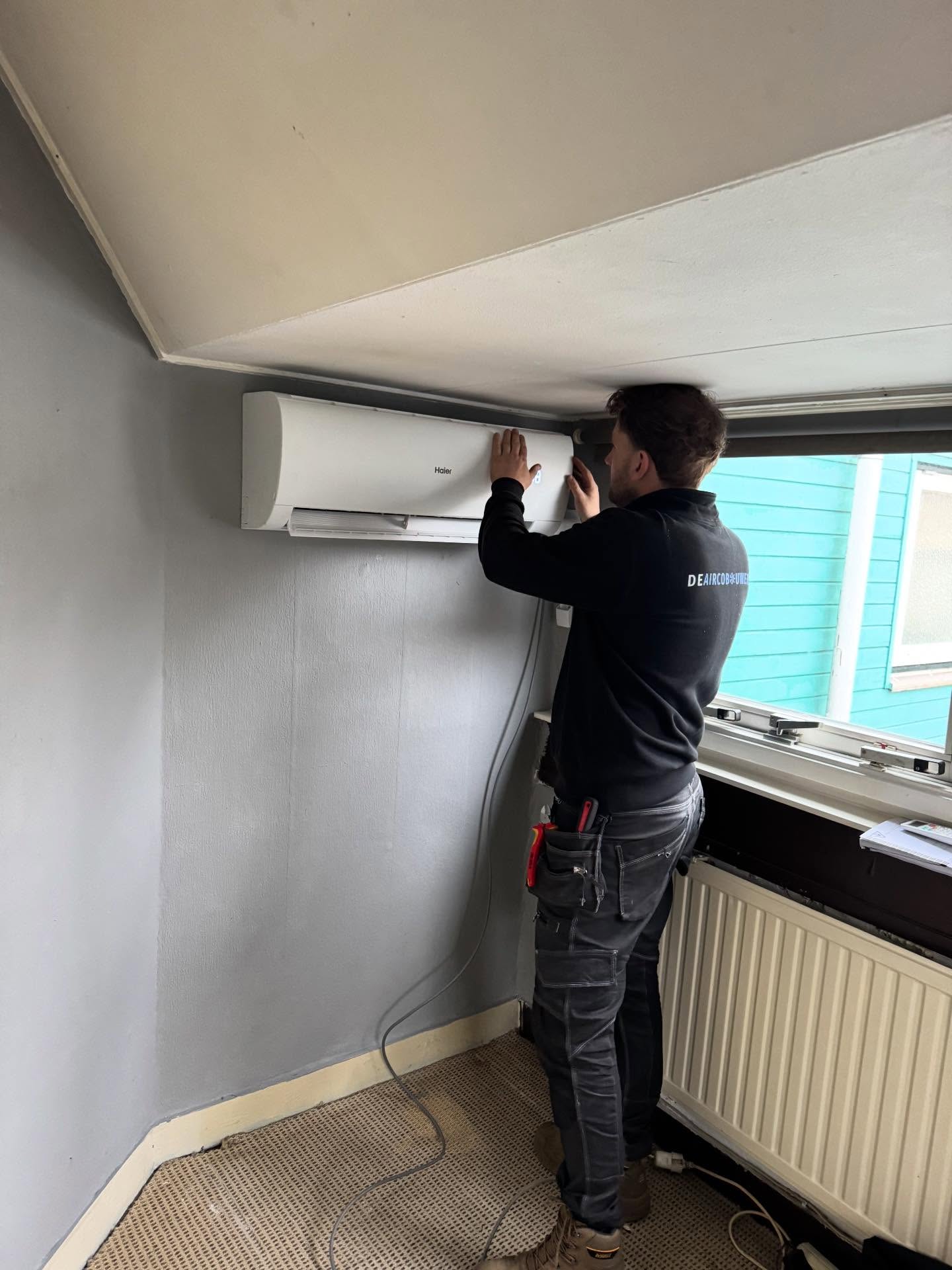 Monteur plaatst binnenunit